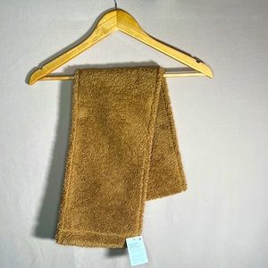 NEW with tags Skinny customizable snap scarf in bold beige with Sherpa side